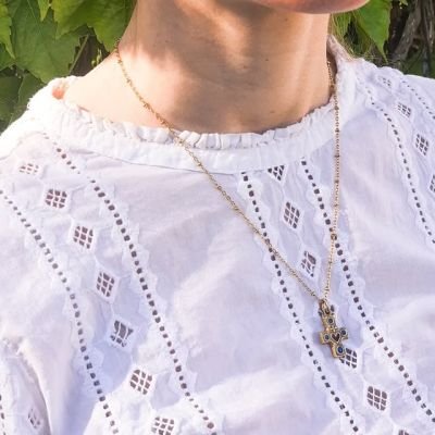 Pendentif Coeur sacré sur croix – 2,5 cm – 0176