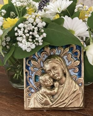 Plaque Vierge à l&rsquo;Enfant avec fleurs de lys – 8,5 x 9,5 cm – 0107
