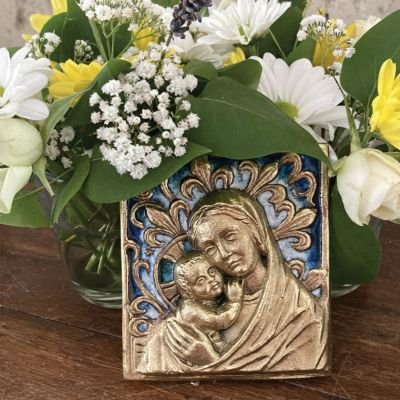 Plaque Vierge à l&rsquo;Enfant avec fleurs de lys – 8,5 x 9,5 cm – 0107