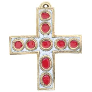 Croix murale blanche avec neuf cabochons rouges