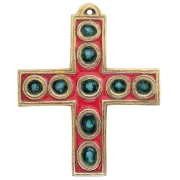 Croix murale rouge avec neuf cabochons verts
