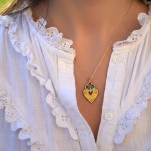 Collier sacré coeur rayonnant et fleurs de lys – 2,5 cm – 0149