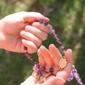 Chapelet violet en améthyste – Crucifix et cabochons – CH8-0202