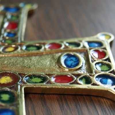 Croix murale décorative pommetée richement ornée de cabochons – 15 cm – 072