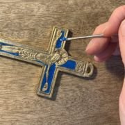 Crucifix ancien en bronze émaillé – 11 cm – 036