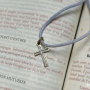 Pendentif croix chrétienne en bronze émaillé – 2,2cm – V20