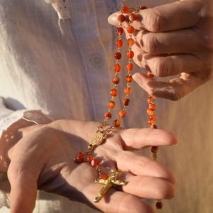 Chapelet orange – Croix fine dorée – CH4-202